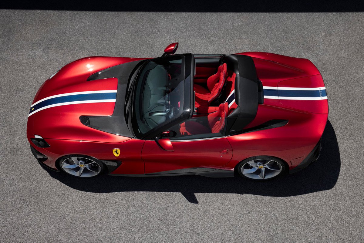 FerrariMexico's tweet image. #FerrariSP51 Su principal peculiaridad reside en la ausencia total de techo, lo que lo convierte en un roadster en toda regla, acentuando así su carácter deportivo y su capacidad de emocionar tanto visualmente como durante su manejo al aire libre. #FerrariOneOff