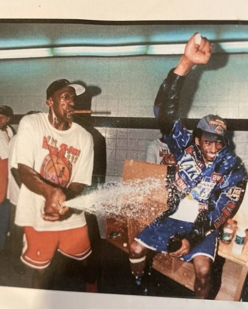 Fr__waves's tweet photo. #Quavo et #Takeoff se sentent comme #MichaelJordan et #Kobe après avoir finalisé leur prochain album. 🌊

Vous êtes prêt ou quoi ?! https://t.co/gj9PDVumtR