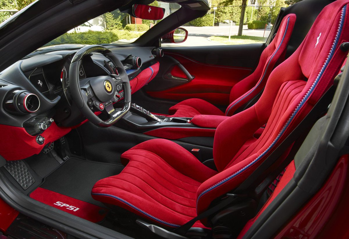 FerrariMexico's tweet image. #FerrariSP51 Su principal peculiaridad reside en la ausencia total de techo, lo que lo convierte en un roadster en toda regla, acentuando así su carácter deportivo y su capacidad de emocionar tanto visualmente como durante su manejo al aire libre. #FerrariOneOff
