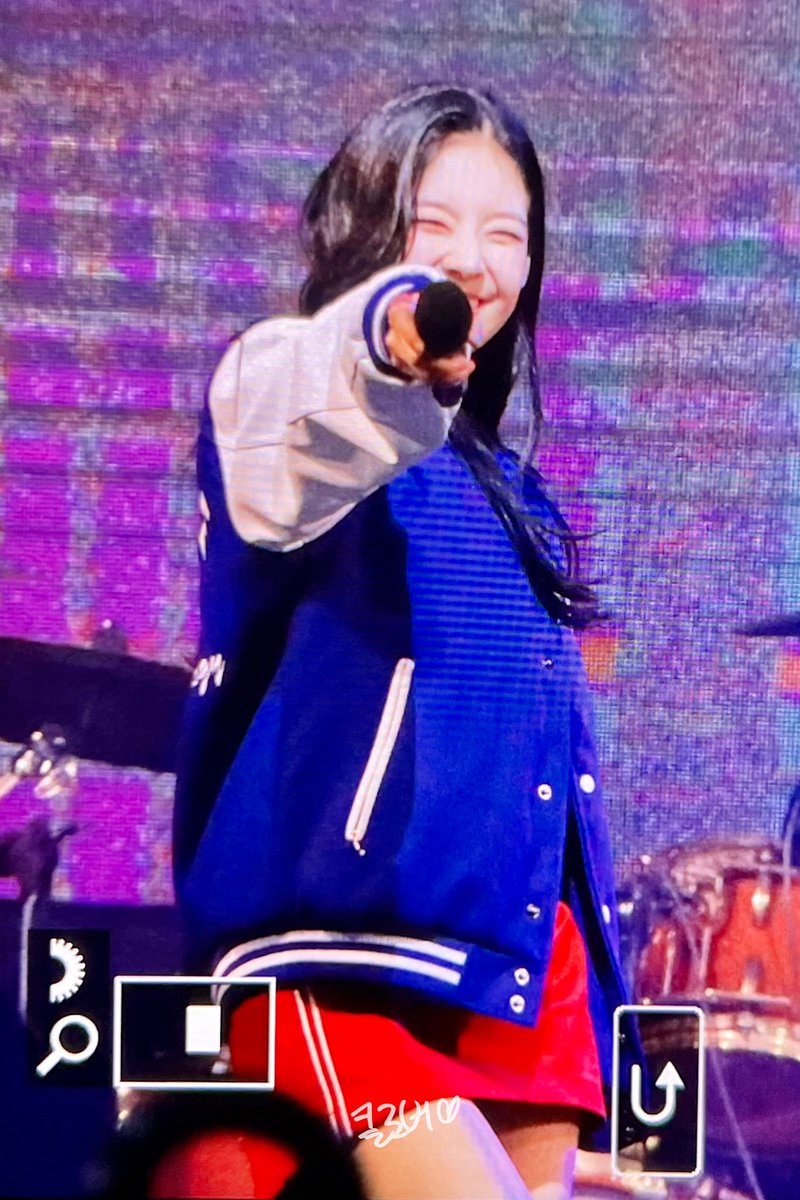 220928 #ITZY #리아 첫 대학축제 신나쟈낭🥰🎤
