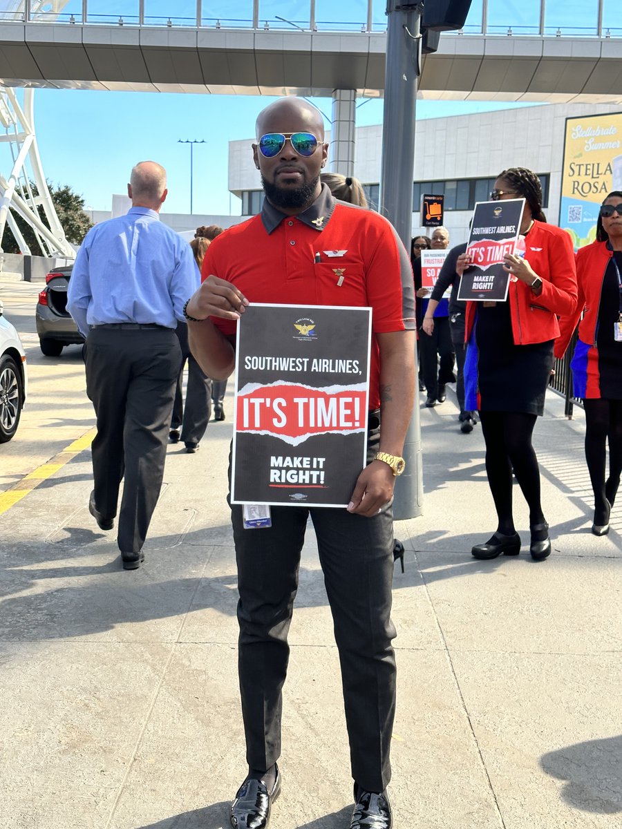 PrideatWork's tweet photo. @PrideatWork Atlanta President Jamaul Peacock walked the picket line yesterday with fellow @TWU556 members to demand a fair contract!  

It's time to #MakeItRightSWA 
@AFLCIO
 #1u #unionyes #OutAtWork https://t.co/3qvMXojYeG