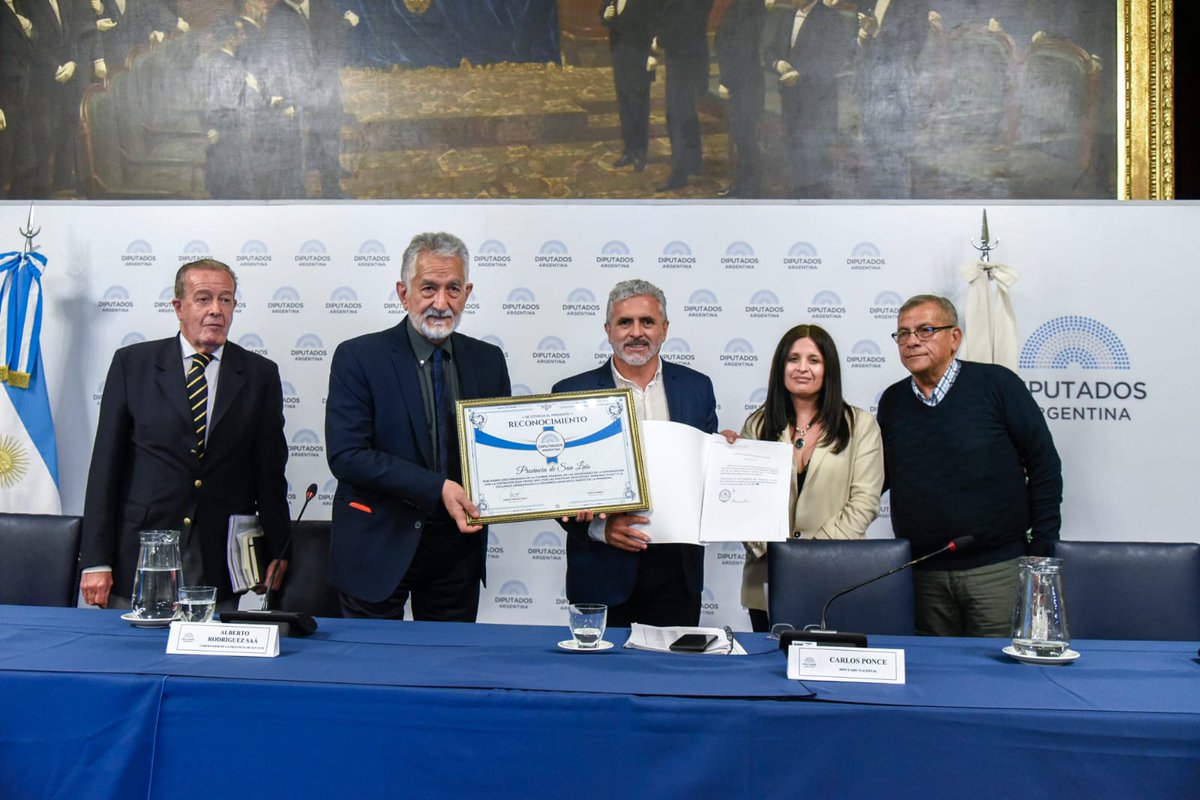 JCAlderete_CCC's tweet photo. Junto al gobernador @alberto_rsaa presentamos en @DiputadosAR el Observatorio de la Deuda Pública, una importante herramienta de conocimiento para el pueblo argentino.

Con la lápida de la deuda externa no hay salida en favor del pueblo y de la patria. https://t.co/ZMnGj6CWBV