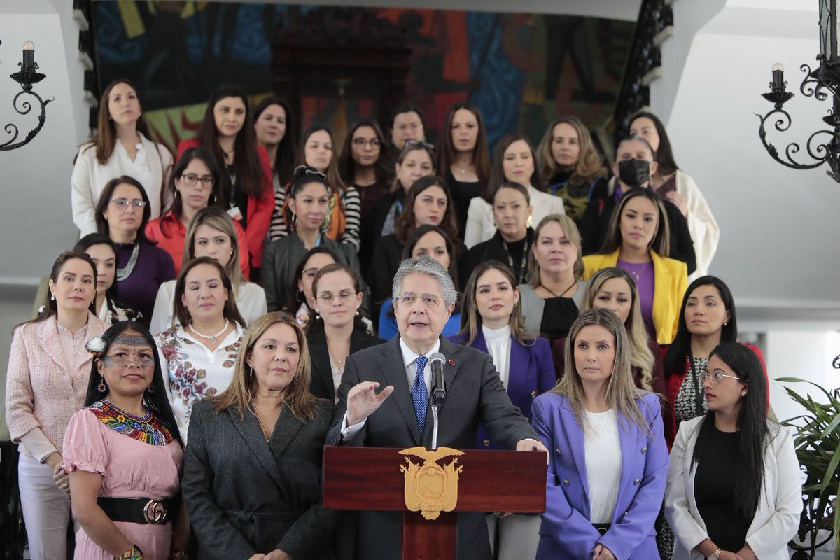 _flaconete's tweet photo. Esta tiene que ser la foto más machista de la gestión de @LassoGuillermo, donde las mujeres son un accesorio para él y las diversidades, una burla. https://t.co/qXJUH6ztUF