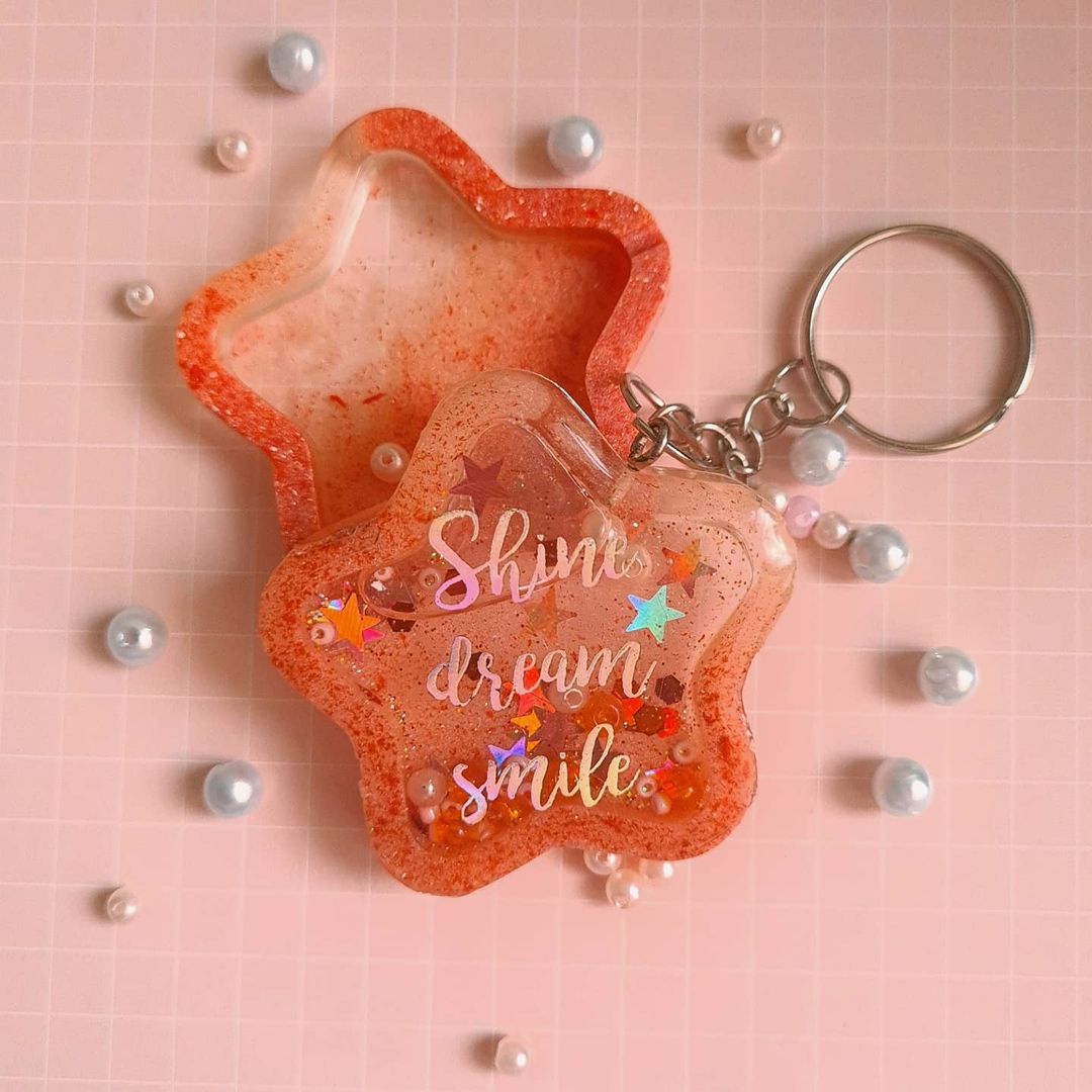 shovariedades's tweet image. Vamos conhecer a @MagicShopBrazil ? 🗣

É uma lojinha de chaveiros de resina, blusas, ecobags, caderninhos e muito mais, com artes próprias!!! 
Os produtos tem detalhes tão incríveis, dê apoio prfv.💜🫂

Atende no insta e por aqui pelo twitter.
📎: instagram.com/magicshopoffic…