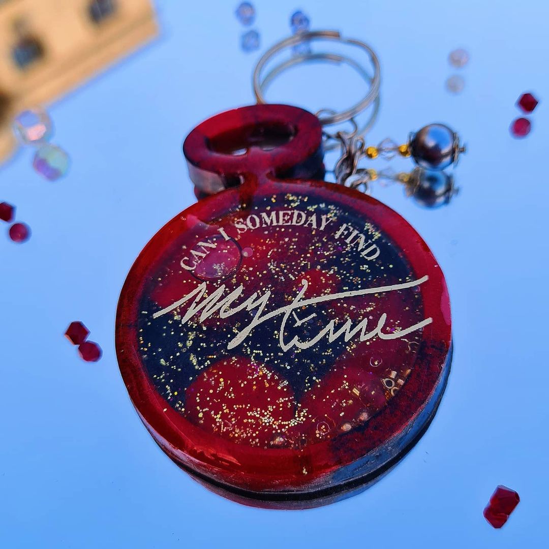 shovariedades's tweet image. Vamos conhecer a @MagicShopBrazil ? 🗣

É uma lojinha de chaveiros de resina, blusas, ecobags, caderninhos e muito mais, com artes próprias!!! 
Os produtos tem detalhes tão incríveis, dê apoio prfv.💜🫂

Atende no insta e por aqui pelo twitter.
📎: instagram.com/magicshopoffic…