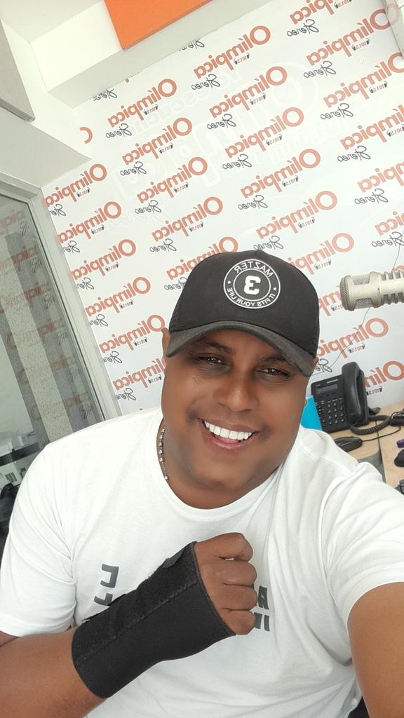 Soy N-E-G-R-O                                Orgulloso por qué ser negro es hermoso

Tengo una piel hermosa oscura y fuerte, resistente al Sol
pelo rizo kinky 4C, protector de calor
Mis labios sin silicona con tu anhelado grosor

Soy N-E-G-R-O