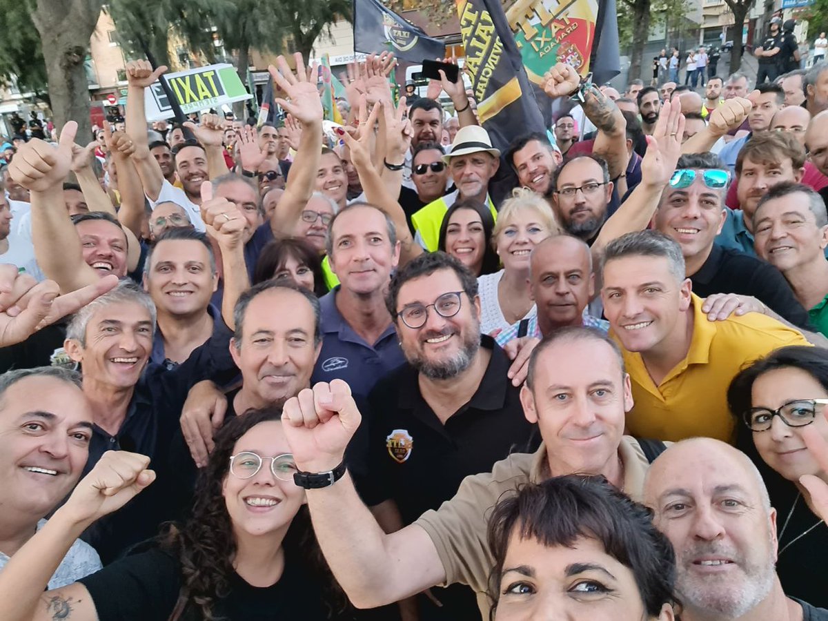 Teresa Rodríguez - Adelante Andalucía ۞ (@TeresaRodr_) on Twitter photo 2022-09-28 19:17:59 Bonilla traiciona a las 10.000 familias del taxi en favor de 3 multinacionales con sede en paraísos fiscales. Vender a pedazos nuestra soberanía a los fondos buitre: su modelo económico. Para el transporte, el campo, la vivienda... Hasta que la gente se levanta!✊🏾 #YoConElTaxi Bonilla traiciona a las 10.000 familias del taxi en favor de 3 multinacionales con sede en paraísos fiscales. Vender a pedazos nuestra soberanía a los fondos buitre: su modelo económico. Para el transporte, el campo, la vivienda... Hasta que la gente se levanta!✊🏾 #YoConElTaxi
