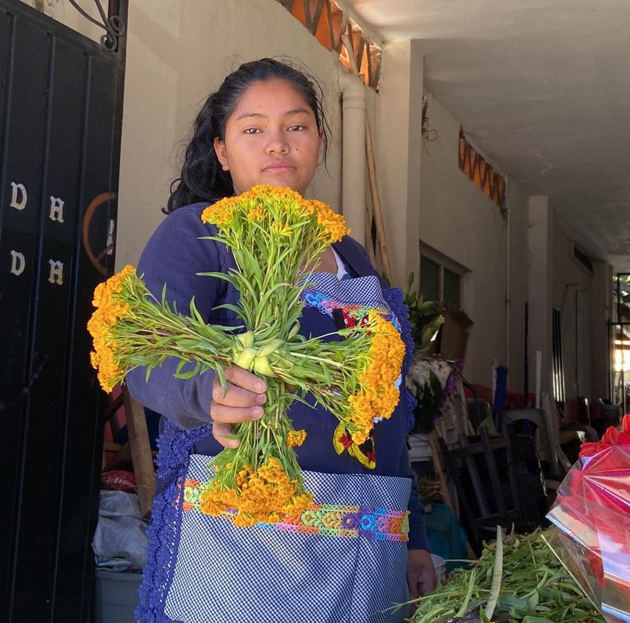 yessayala's tweet photo. Esto es #Atlixco día en el que compramos nuestra cruz de #Pericon pa' protegernos del diablo que sueltan mañana 🏵️😈
Foto: Thania Rodríguez https://t.co/JEDYpQZ1s3