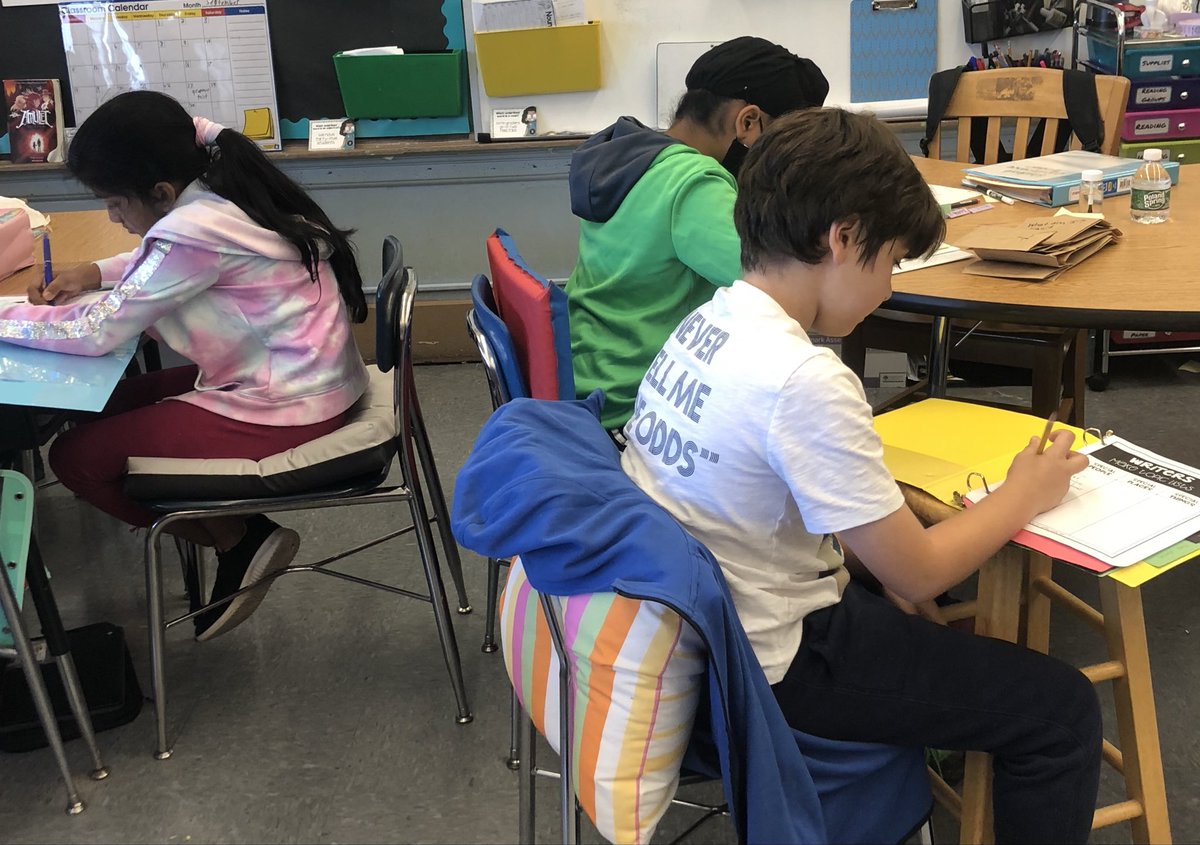 msmancuso5's tweet photo. Writing is one of our favorite times of the day!  Here we are working on increasing our writing stamina. #PROUD2BNHPGCP  #nhproadschool https://t.co/78ByP088Vz