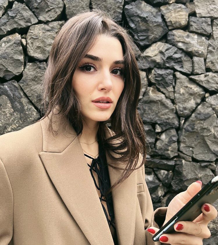 #Anket 
#SılaTürkoğlu 👉🏻 RT
#HandeErçel 👉🏻 FAV

Takip etmeyenlerin oyu geçersizdir.