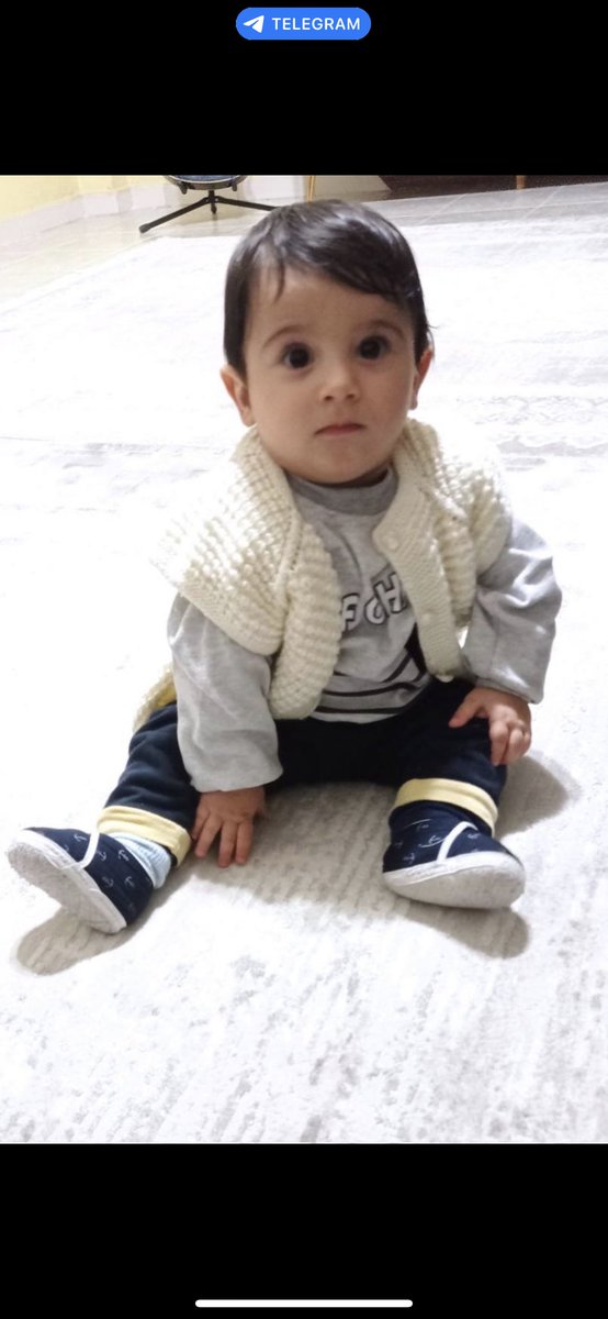 Babası tutuklandığında daha minicik bir yavrucak ve gün geçtikçe büyüyor paşam. Babasından ayrı babasına hasret ve bir yanı hep buruk. Aras bebek babasına kavuşsun Adalet yerini bulsun 
UfukBüleze Özgürlük