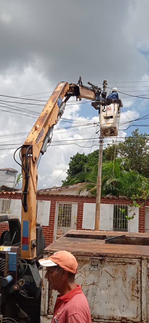 ALMAMIRANDAOFIC's tweet photo. Alcaldía Bolivariana de Miranda  Dirección de Servicios Públicos Trabajando en el cambio e instalación de nuevas luminarias LED en el Sector El Pajal.
Aquí nadie se rinde!!!
@rafaellacava10
@NicolasMaduro
@dcabellor
#28Sept
#VenezuelaSeCreceEnAmor
#TurismoAutosustentable
#Merida https://t.co/OXrQ1a0nyo