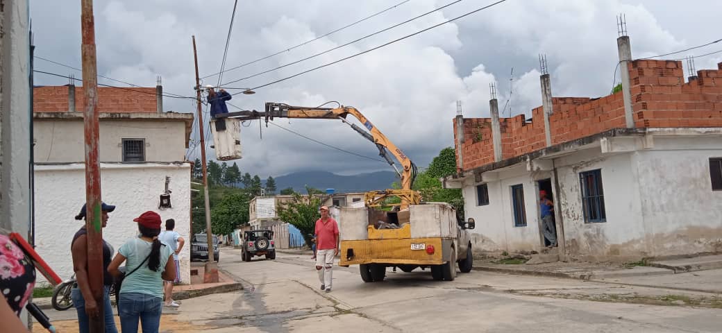 ALMAMIRANDAOFIC's tweet photo. Alcaldía Bolivariana de Miranda  Dirección de Servicios Públicos Trabajando en el cambio e instalación de nuevas luminarias LED en el Sector El Pajal.
Aquí nadie se rinde!!!
@rafaellacava10
@NicolasMaduro
@dcabellor
#28Sept
#VenezuelaSeCreceEnAmor
#TurismoAutosustentable
#Merida https://t.co/OXrQ1a0nyo