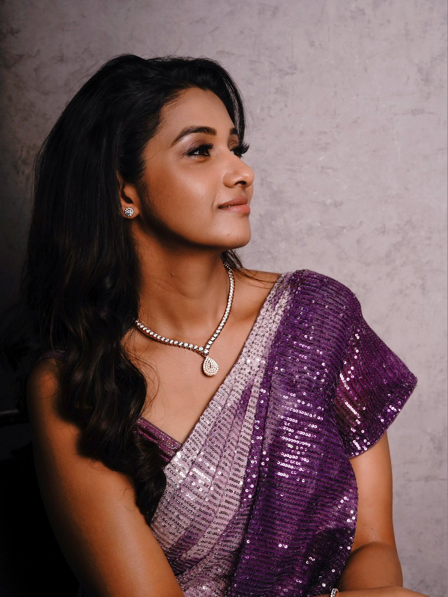 CiniUlagam's tweet photo. What a cute look @priya_Bshankar https://t.co/CCiWnlJHLF