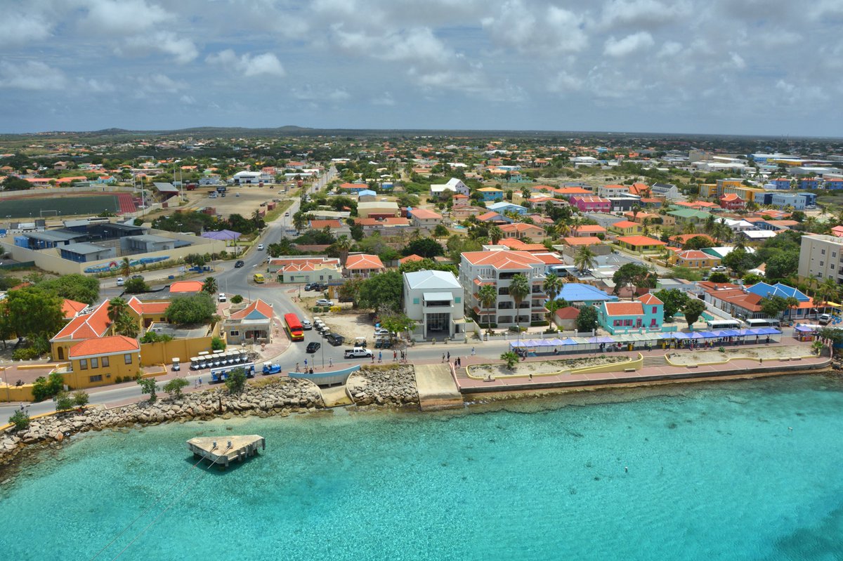 Ministerie_EZK's tweet photo. Het kabinet stelt 33,6 miljoen euro beschikbaar voor een versnelde overstap op duurzame elektriciteit in Bonaire, Sint Eustatius en Saba. Daarmee wordt binnen 3 jaar gemiddeld zo’n 80% van de stroom op de eilanden duurzaam opgewekt.

Nieuwsbericht ⤵️

https://t.co/85OeTe9waK https://t.co/MNyByquhcW