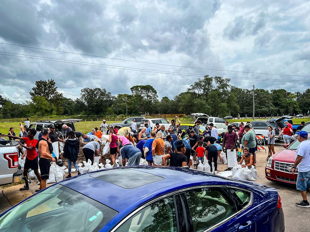 PascoExt's tweet photo. As #HurricaneIan slams into Florida, our #PascoCounty team is working to keep you safe – from sandbags, to shelters to round-the-clock monitoring in our Emergency Operations Center.  We’re here to help. Call Customer Service at 727.847.2411.  For emergencies call 911.  #StaySafe https://t.co/pllxTDIMBE