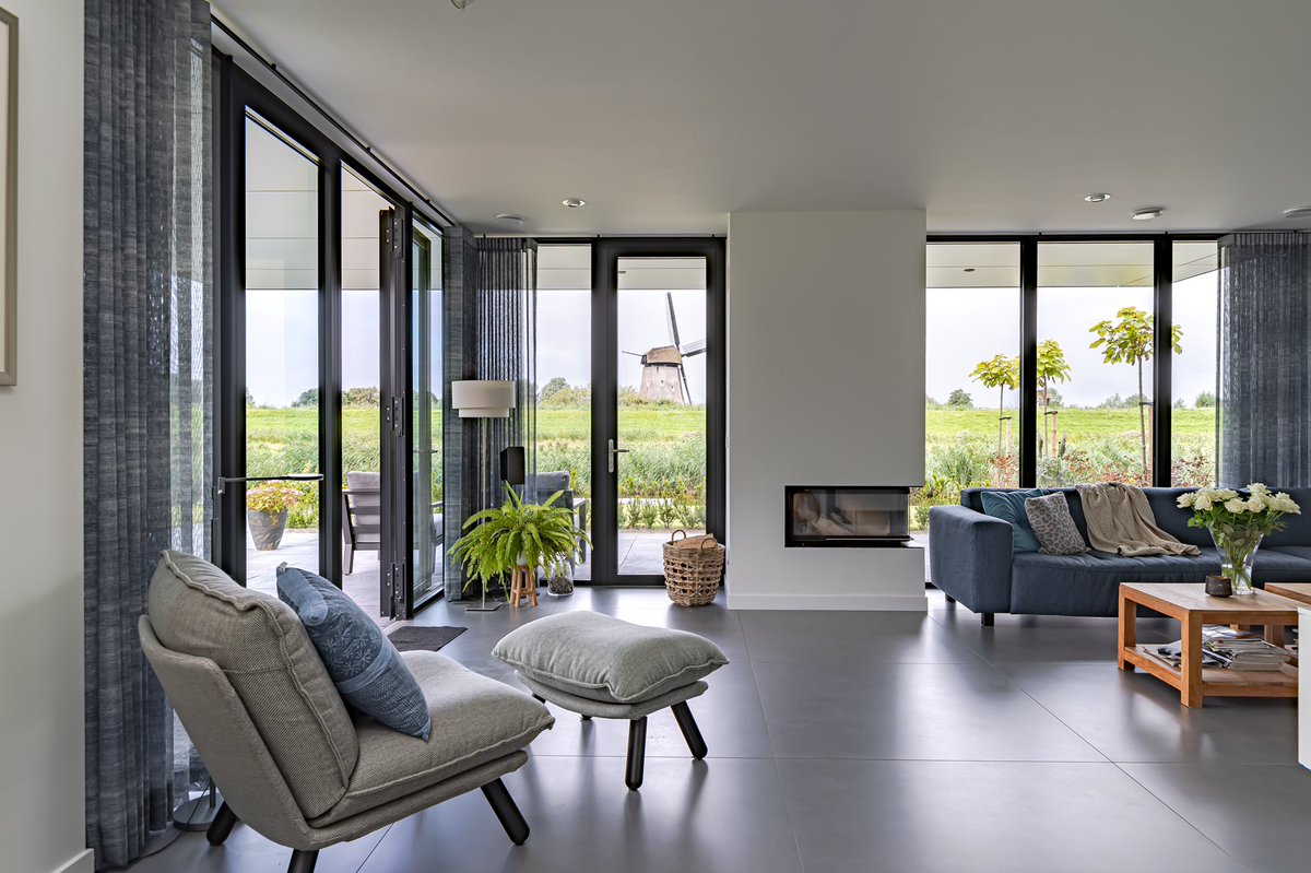 entrerayas's tweet photo. Moderna vivienda unifamiliar aislada situada en uno de los míticos canales holandeses con vista a un histórico molino de viento. La luz, el espacio y las líneas de visión son las características atractivas de los espacios interiores. + https://t.co/s6R5LehhcL