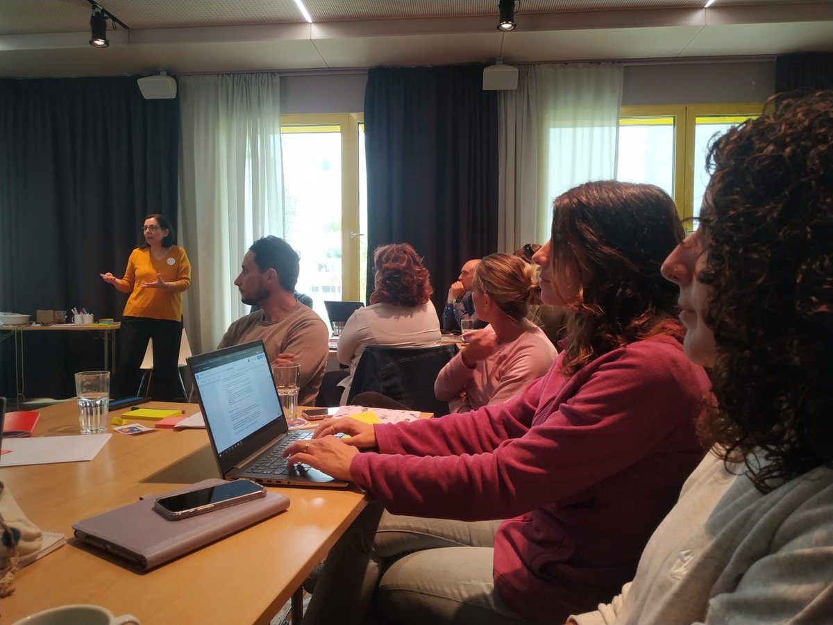 ErasmusAlberich's tweet photo. Avui la Montse i la Sandra han conegut noves pràctiques educatives innovadores de la mà dels participants de la formació de  Escuela21 i que podran compartir amb els companys i companyes de l’Alberich
#ErasmusEscuela21
#Erasmusplus
#Sepie
#XEPR
@sepiegob 
@educaciocat 
@ReusXarxa https://t.co/gz6WVCVqNk