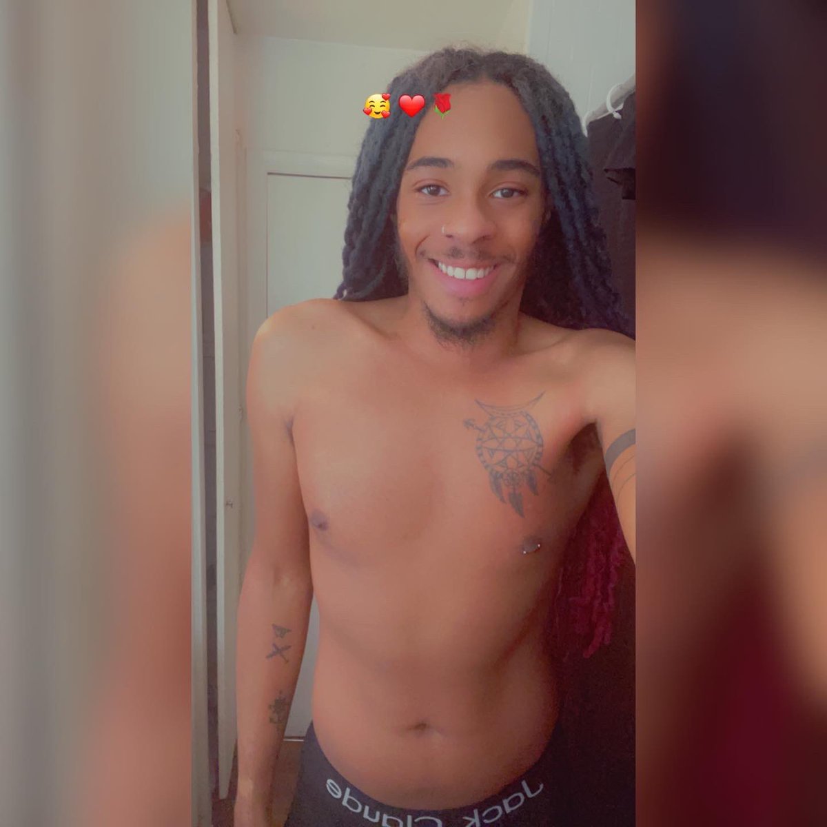 DigMyPersonna's tweet photo. Finally feeling comfortable in my own skin 🪞🧚🏽‍♂️❤️💐🌸 #BeautyisPower #beautyskindeep #bodypositivity https://t.co/SLEFyqohLl