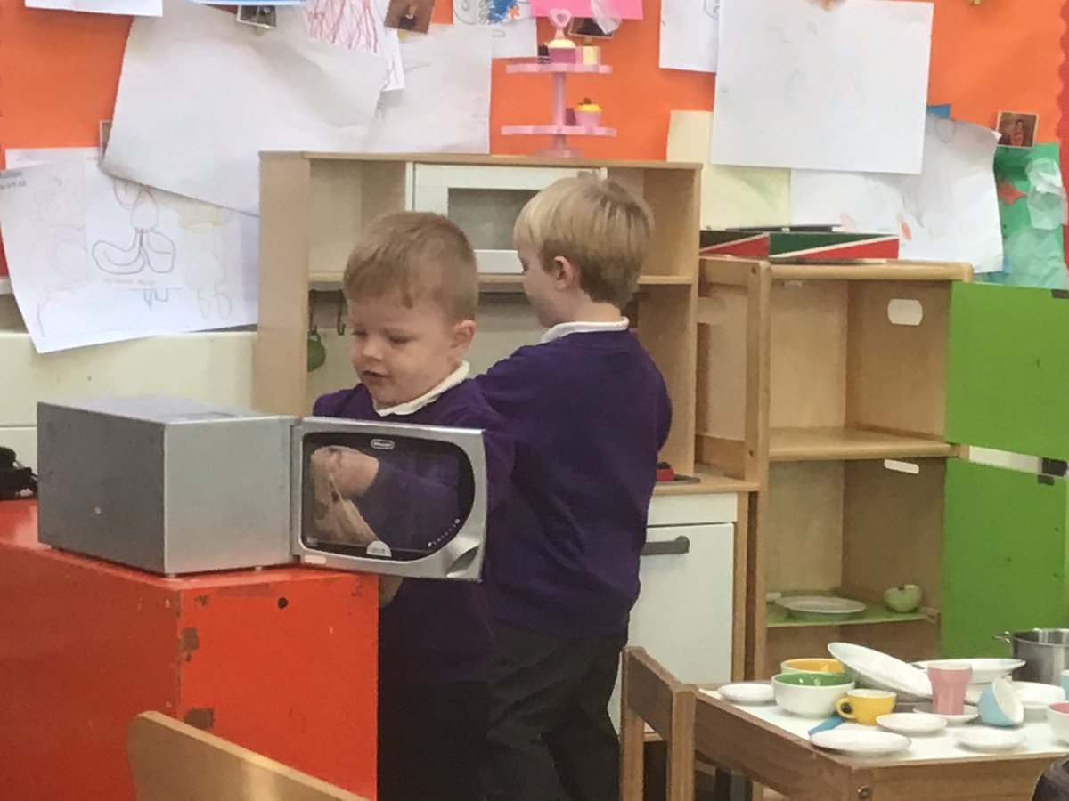 leights81's tweet photo. Reading, cooking, drawing and imaginary play...all in a days work in EYFS #allengaged #learningthroughplay #makingrelationships @LauraLord35 @aspear_ @RowParkAcademy https://t.co/cMiVRjN4Nu