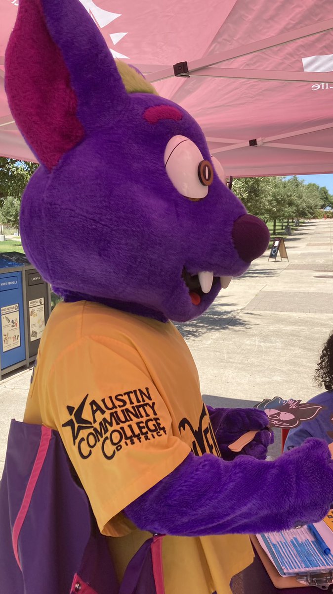 jourdendcbc's tweet photo. My BFF @RBtheRiverbat is in the House!
#RiverbatBash | #ACCRiverbats https://t.co/Vs3GUIS42T
