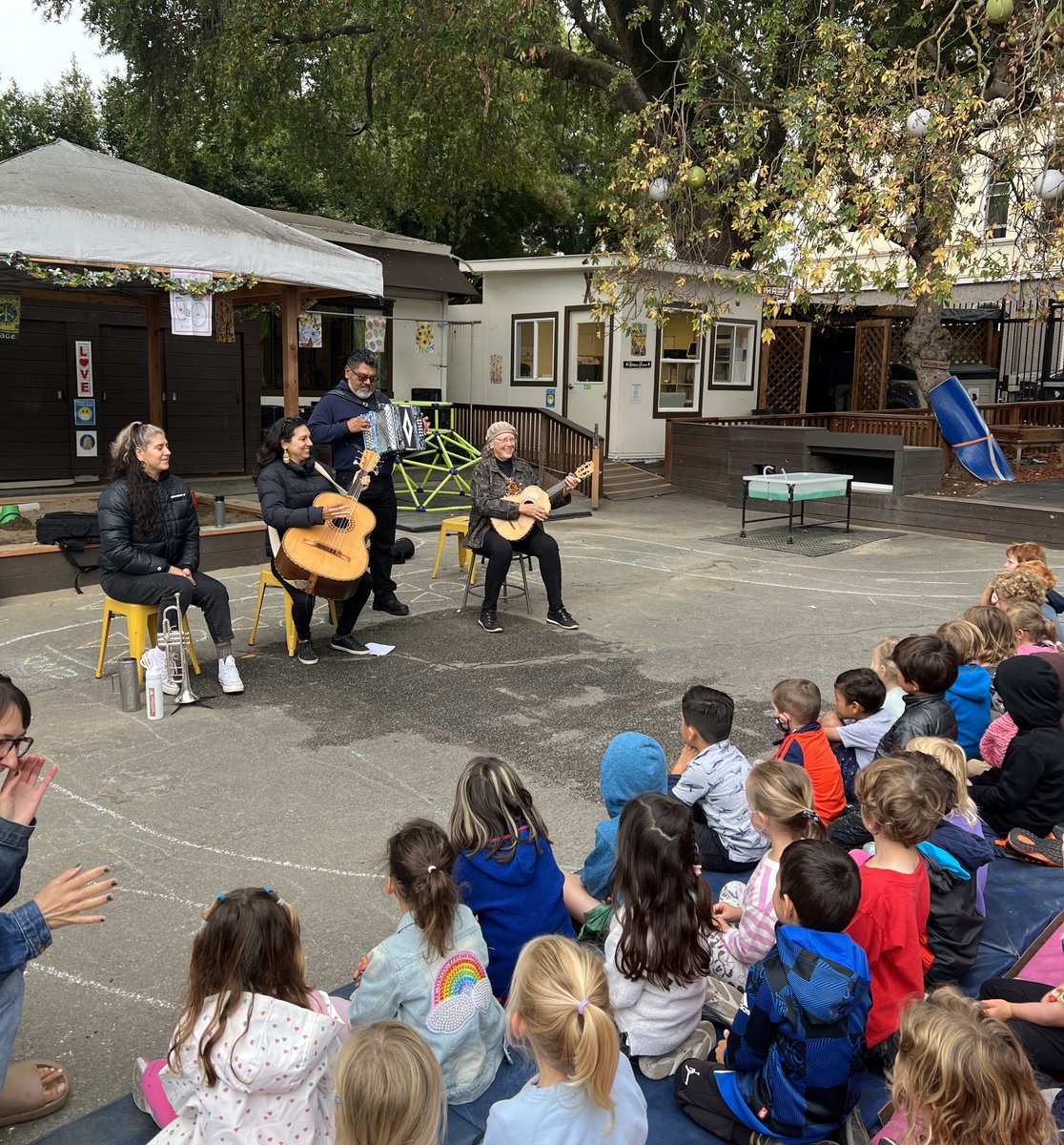 CDSSF's tweet photo. Our students were treated to a lively music performance yesterday by La Familia Peña-Govea, a local group that performs songs from Mexico and other parts of Latin America. They soon had the students and teachers up on their feet singing and dancing! https://t.co/NPydN22nEI