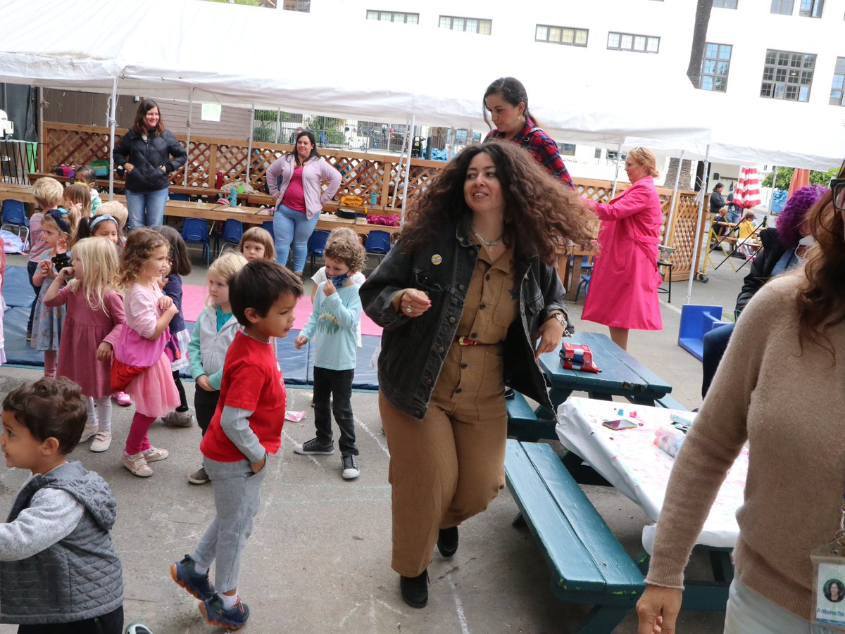 CDSSF's tweet photo. Our students were treated to a lively music performance yesterday by La Familia Peña-Govea, a local group that performs songs from Mexico and other parts of Latin America. They soon had the students and teachers up on their feet singing and dancing! https://t.co/NPydN22nEI