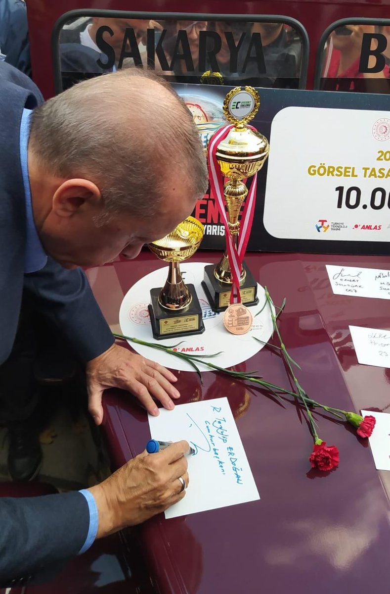 valicetinoktay's tweet photo. Eğitimde başarı çıtasını hep yukarı taşıyoruz…

Başarılarıyla bizleri gururlandıran, Cumhurbaşkanımız Sayın Recep Tayyip Erdoğan’ın övgülerine mazhar olan BİLSEM öğrencilerimizi ve tüm proje ekiplerimizi tebrik ediyorum.👏🥇🏆 https://t.co/JL24qibwt4