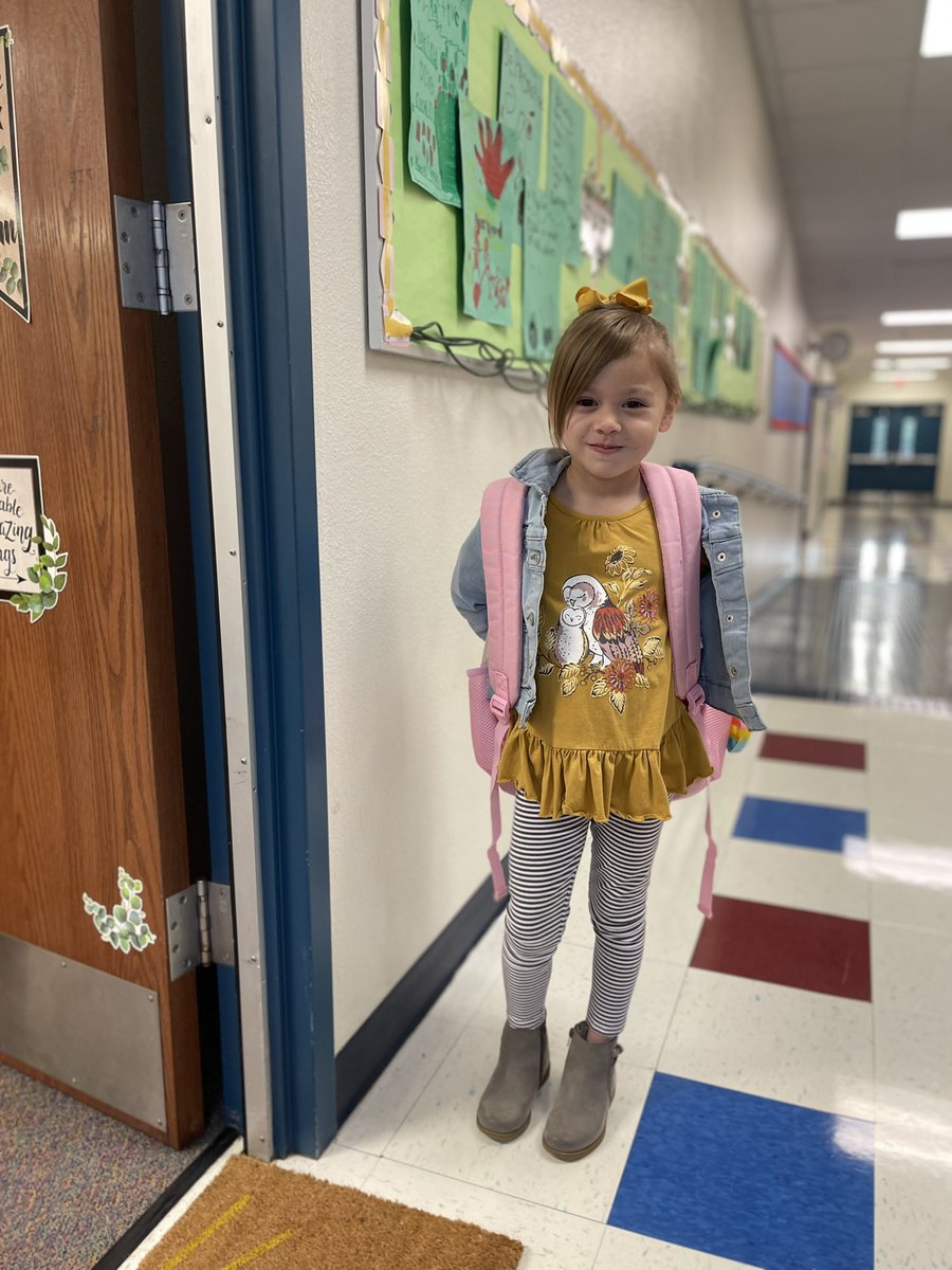 KiKisClassroom's tweet photo. Little Miss Fashionista is ready for another day of fun filled learning in Kindergarten, at Alexander Elementary ! βοΈπ #classof2035 #kindergarten #collegiateacademy @DuncanvillelSD
@Alexander_Elem
#TeamingUpForSuccess
#WeAreDville #WinTheDay #DvilleAllin https://t.co/EnJICQdX5b