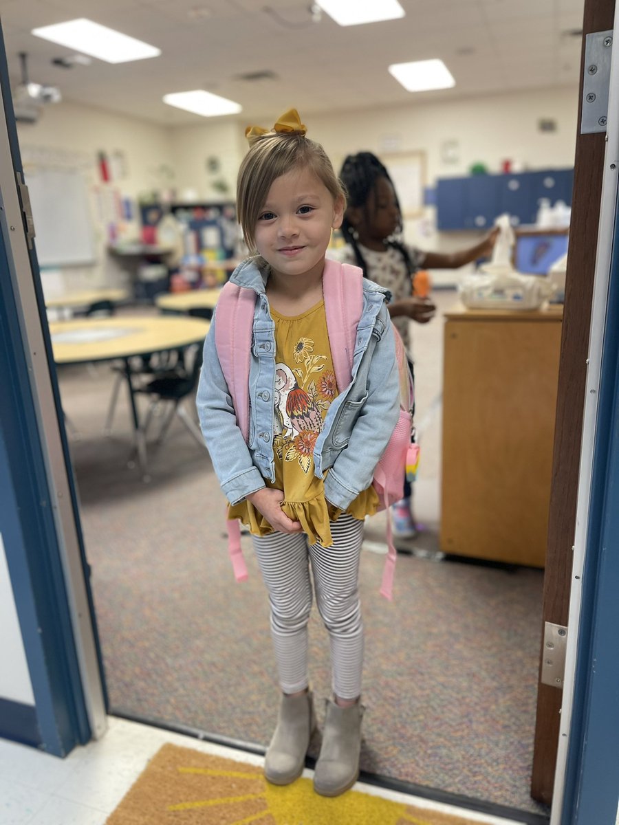 KiKisClassroom's tweet photo. Little Miss Fashionista is ready for another day of fun filled learning in Kindergarten, at Alexander Elementary ! βοΈπ #classof2035 #kindergarten #collegiateacademy @DuncanvillelSD
@Alexander_Elem
#TeamingUpForSuccess
#WeAreDville #WinTheDay #DvilleAllin https://t.co/EnJICQdX5b