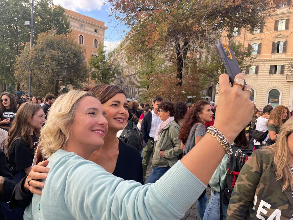 lauraboldrini's tweet photo. In piazza a difesa della #legge194 e del diritto all’interruzione volontaria di gravidanza. 

Meloni dice di voler tutelare “il diritto a non abortire”, mai messo in discussione. Che non diventi “obbligo di partorire”.

Giù le mani dall’autodeterminazione delle donne. 
#aborto https://t.co/tf8HVlc7Bf