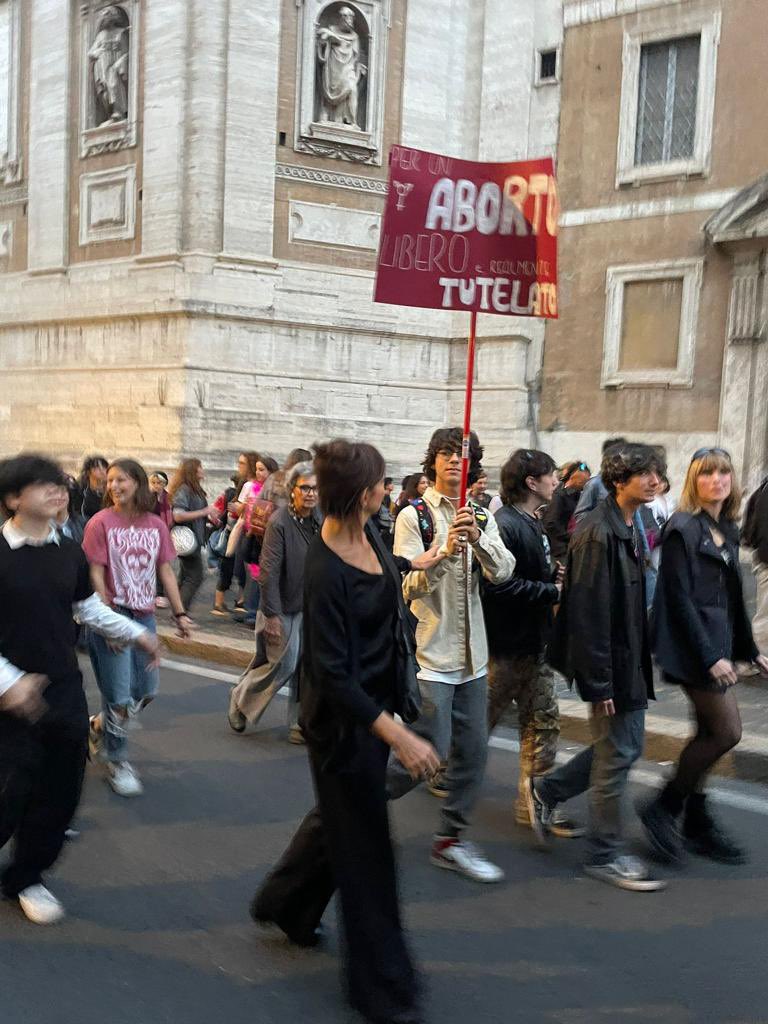 lauraboldrini's tweet photo. In piazza a difesa della #legge194 e del diritto all’interruzione volontaria di gravidanza. 

Meloni dice di voler tutelare “il diritto a non abortire”, mai messo in discussione. Che non diventi “obbligo di partorire”.

Giù le mani dall’autodeterminazione delle donne. 
#aborto https://t.co/tf8HVlc7Bf