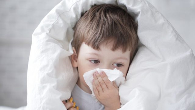 🔴ÇOCUKLAR ve PARAINFLUENZA (HPIV) ●Son dönem Öncelikle çocukları, onlardan bağışıklığı düşük ebeveynlere ve en çokta 65 yaş uzeri yaşı ilerde insanları etkileyen (HPIV) yaygın 📌SEMPTOMLAR ve YAPILACAKLAR ●Semptomlar.. ▪︎yuksek ateş ,ozellikle HPIV-1'de ▪︎geniz akıntısı