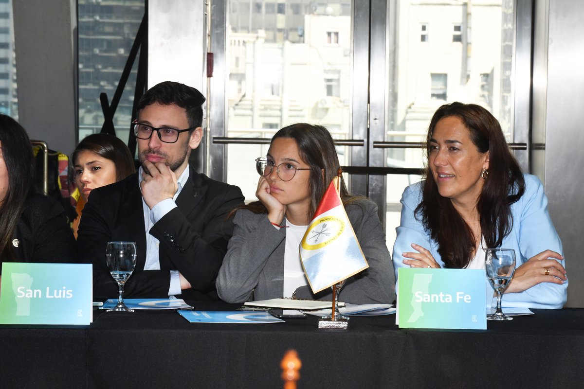 AmbienteSanLuis's tweet photo. 🌿San Luis participó en la primera reunión del COFEMA Jóven. 

@SecJuventudSL @AmbienteNacion  @ConFedMedAmb @juancabandie @SanLuisGob1 

Más info → https://t.co/MtxVRLnXNY https://t.co/CxqV6fzOUl