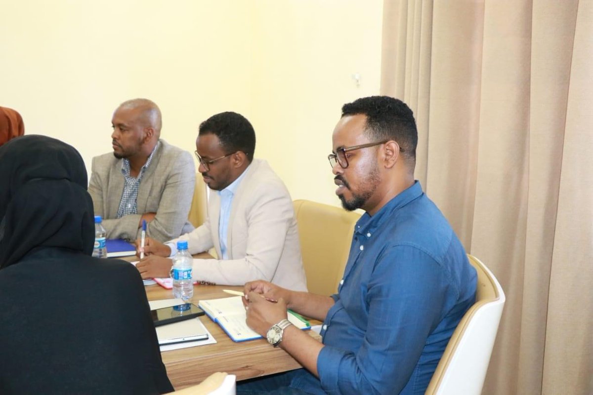 MoH_Somalia's tweet photo. H.E. Dr Ali Haji met Save the Children Somalia staff @MoH_Somalia. State Minister, Deputy Minister &amp; senior staff attended. Save the Children gave b/g on support in Somalia &amp; H.E. thanked team 4 their efforts in Somalia &amp; will continue close collab on vunerable children &amp; more https://t.co/K5B9LhtpHV