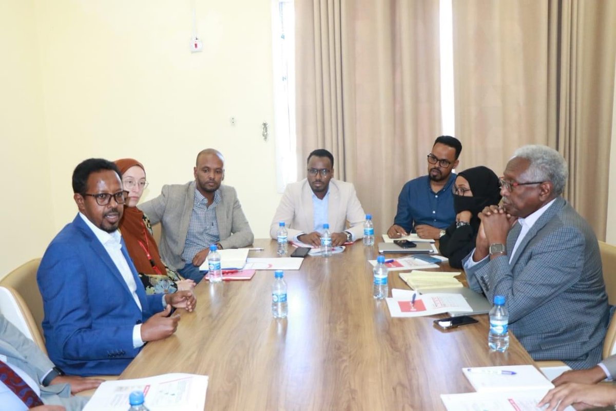 MoH_Somalia's tweet photo. H.E. Dr Ali Haji met Save the Children Somalia staff @MoH_Somalia. State Minister, Deputy Minister &amp; senior staff attended. Save the Children gave b/g on support in Somalia &amp; H.E. thanked team 4 their efforts in Somalia &amp; will continue close collab on vunerable children &amp; more https://t.co/K5B9LhtpHV