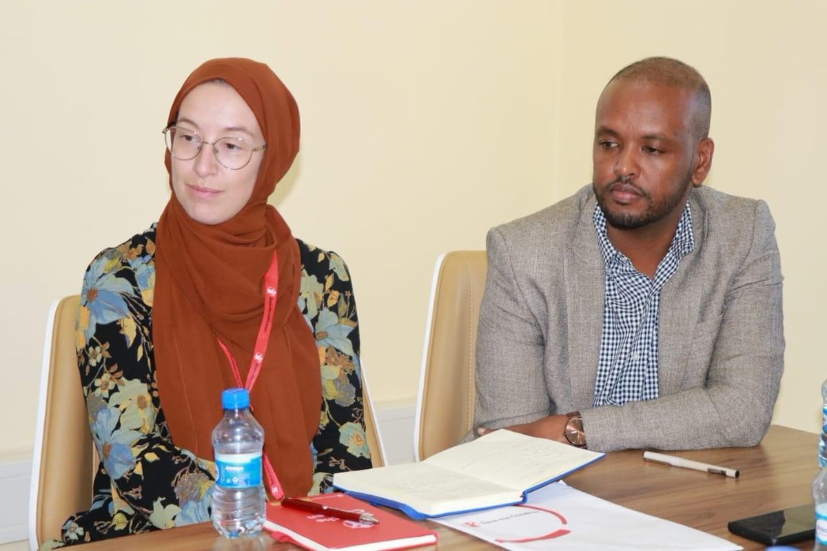 MoH_Somalia's tweet photo. H.E. Dr Ali Haji met Save the Children Somalia staff @MoH_Somalia. State Minister, Deputy Minister &amp; senior staff attended. Save the Children gave b/g on support in Somalia &amp; H.E. thanked team 4 their efforts in Somalia &amp; will continue close collab on vunerable children &amp; more https://t.co/K5B9LhtpHV