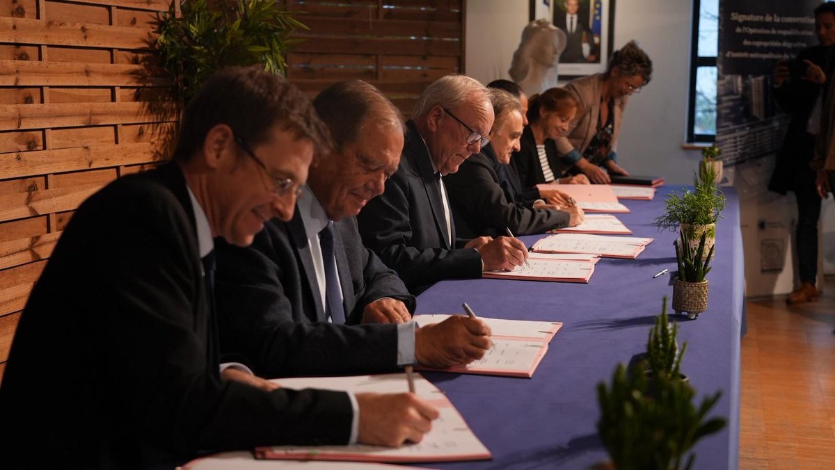 VilleArgenteuil's tweet photo. Cet engagement permet un financement de l’État à hauteur de 35 millions d’euros pour les 34 copropriétés, soit 3 406 logements que compte ce secteur.
#Argenteuil #ORCOD https://t.co/RjTcAjqups