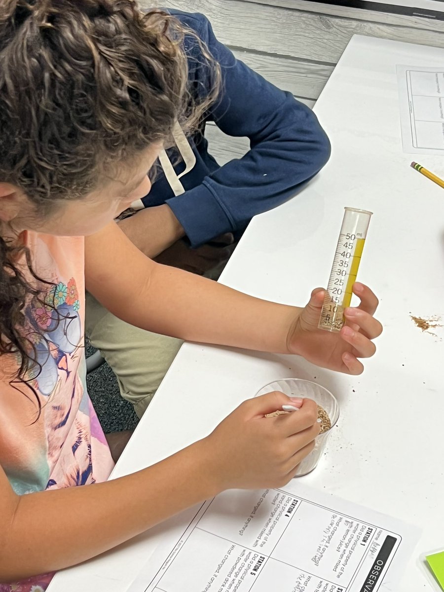 CarrieBoyleCISD's tweet photo. 5th grade exploring mixtures! @AustinElem #AustinOurStory #CISD_Science https://t.co/DEoWVzEHEv