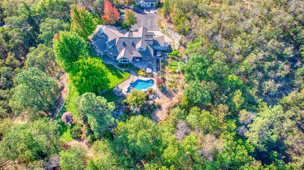 JohnTomelevage's tweet photo. We recently shot this video of an amazing custom executive home by Dave Adams sitting on 6+ beautifully manicured acres.  You will want to see tis property in person!
https://t.co/A37FqvgD9U https://t.co/2OuBkjIUXN