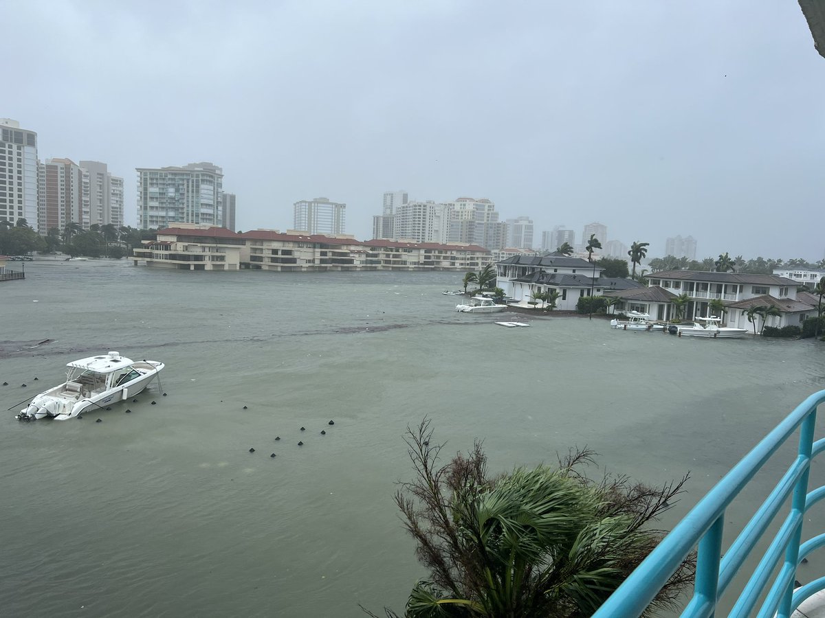 bobbystark's tweet photo. Lots of debris in Venetian Bay. #HurricanIan https://t.co/5RNH3VUQeV
