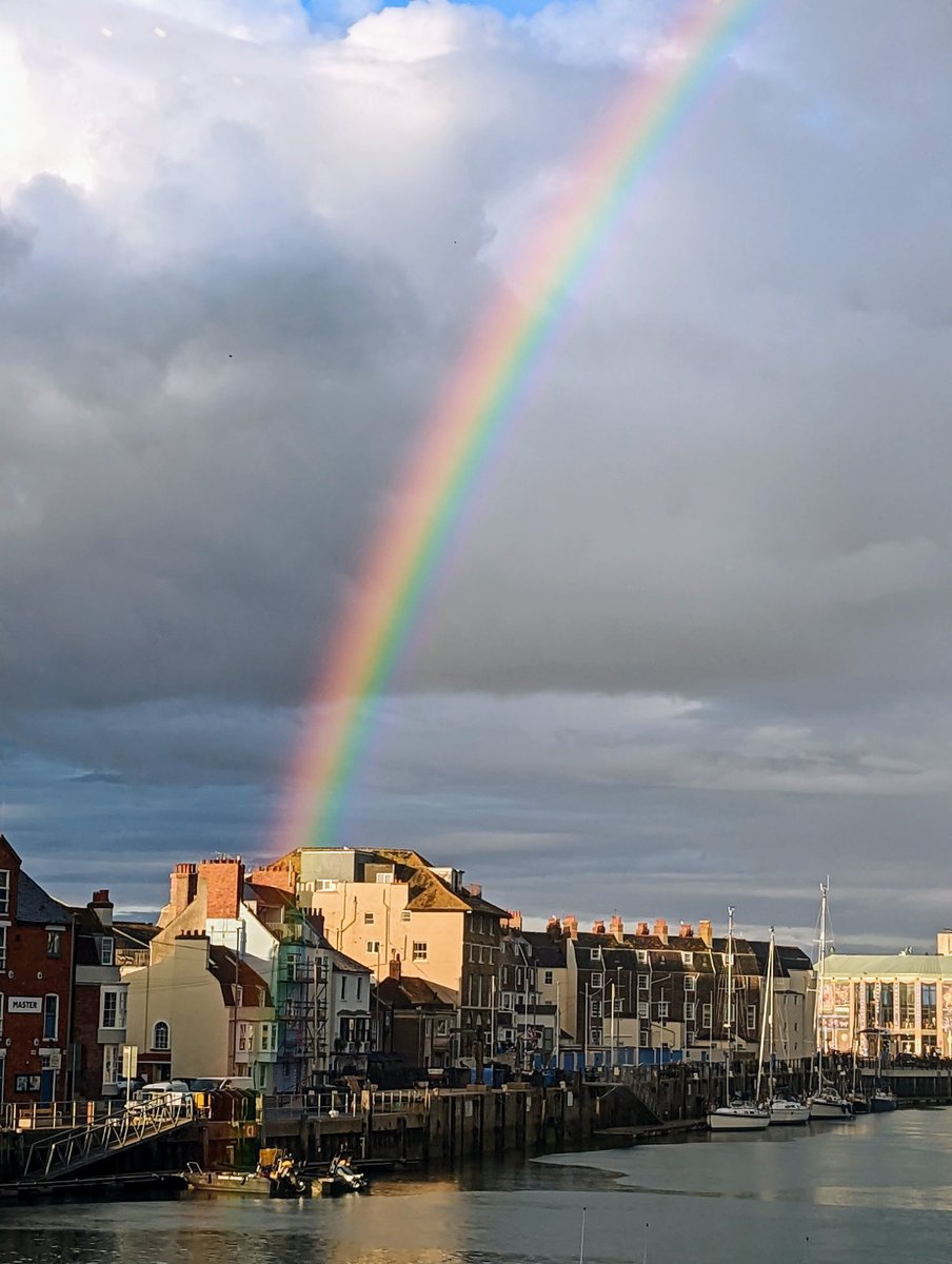 ...'Where troubles melt like lemon drops'...
Brief but beautiful splash of colour this evening in @WeySoHo 🌈
-
-
-
-
#StormHour #rainbow #autumnskies #harbourlife  #weymouth #dorset