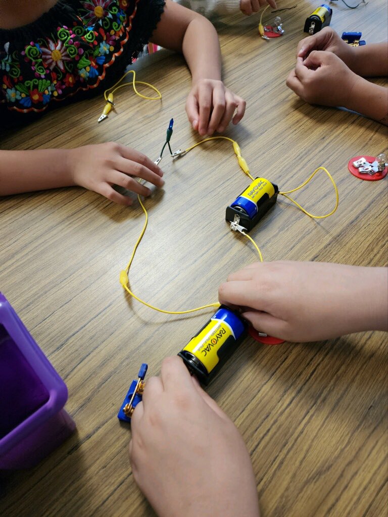 ScienceWeiss21's tweet photo. @crenshawcubs Ms. Marquez’s 5th grade science getting hands-on experience and exploring circuits! @playcirvin @CvisdT #ValueEveryVoice #ChooseChannelview https://t.co/8XRDN1iJD3