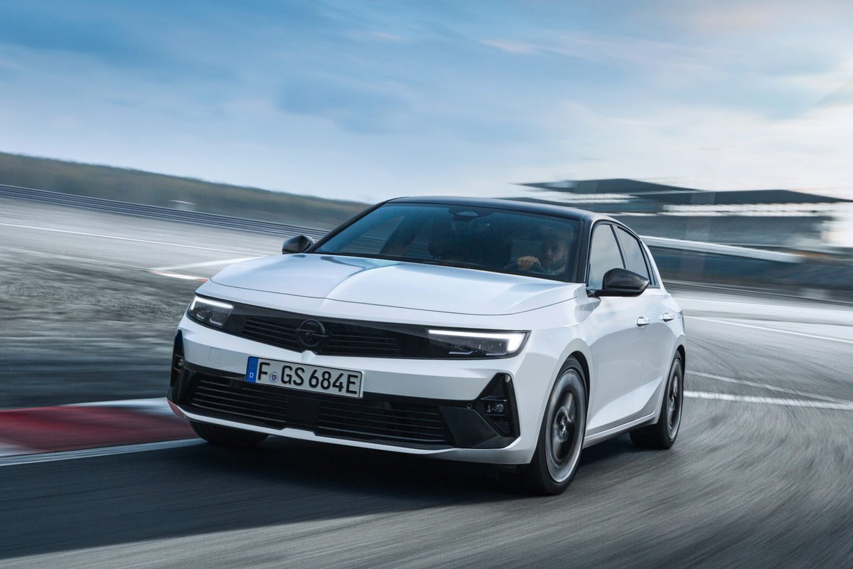Shane_O_D's tweet photo. Sportier chassis and design for the Opel Astra GSe plug-in hybrid, now on @completecar:

https://t.co/OR4sl5ZTmO https://t.co/U5EoncatfM
