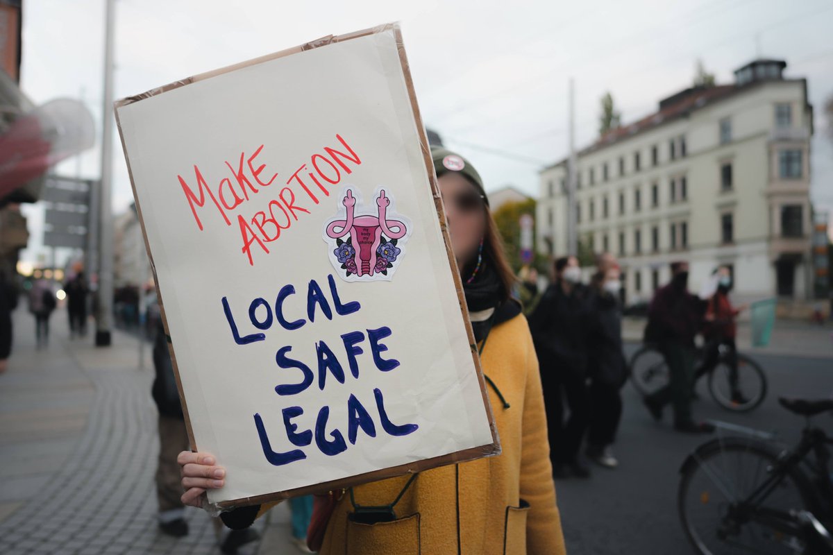 vuecritique's tweet photo. Anlässlich des #SafeAbortionDay demonstrierten heute in #Dresden über 100 Menschen für die Abschaffung des Paragraph 218 StGB und für mehr Aufklärungsmöglichkeiten bezüglich Abtreibungen. #dd2809
Für eine Fotoreihe schaut gerne hier vorbei: https://t.co/ZjJTjEdClw https://t.co/W28q6D07zi