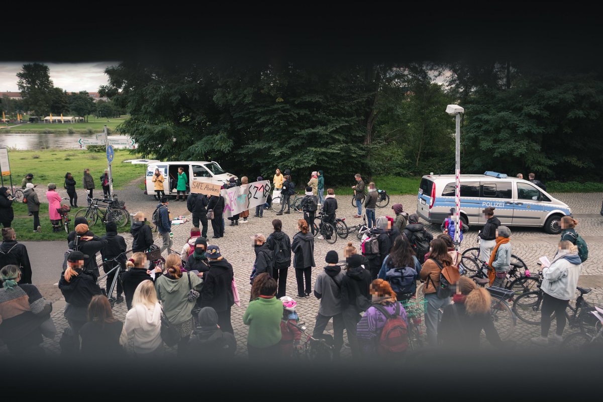 vuecritique's tweet photo. Anlässlich des #SafeAbortionDay demonstrierten heute in #Dresden über 100 Menschen für die Abschaffung des Paragraph 218 StGB und für mehr Aufklärungsmöglichkeiten bezüglich Abtreibungen. #dd2809
Für eine Fotoreihe schaut gerne hier vorbei: https://t.co/ZjJTjEdClw https://t.co/W28q6D07zi