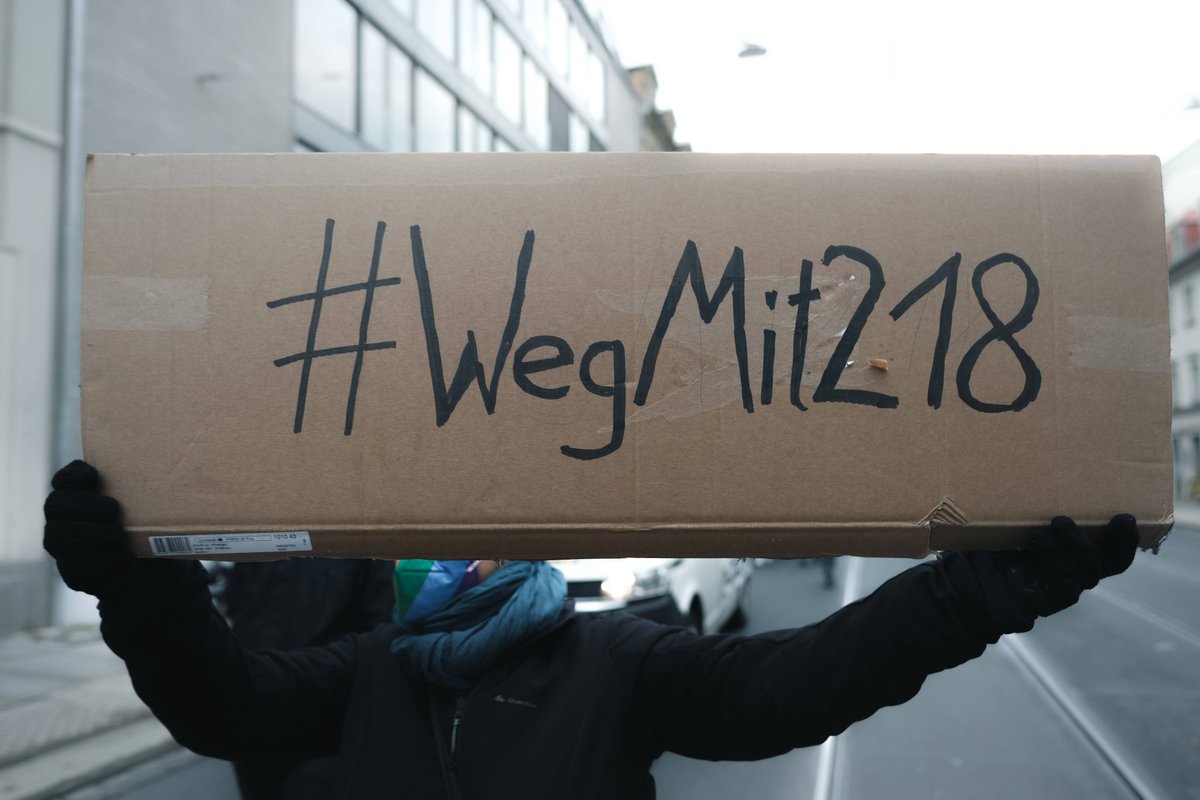 vuecritique's tweet photo. Anlässlich des #SafeAbortionDay demonstrierten heute in #Dresden über 100 Menschen für die Abschaffung des Paragraph 218 StGB und für mehr Aufklärungsmöglichkeiten bezüglich Abtreibungen. #dd2809
Für eine Fotoreihe schaut gerne hier vorbei: https://t.co/ZjJTjEdClw https://t.co/W28q6D07zi