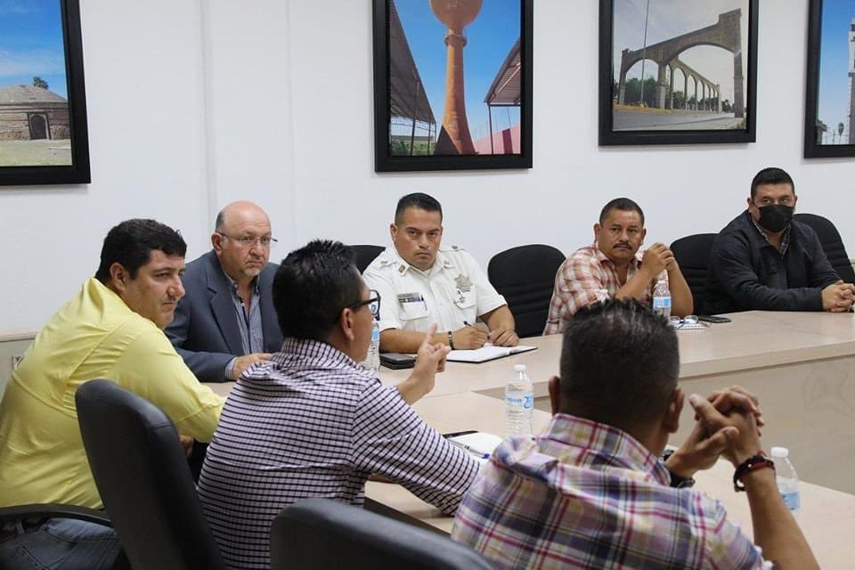 charro_rl's tweet photo. y Héctor flores Rodríguez; Subsecretario de Operación Policial en el Estado. Para reforzar estrategias, seguiremos con el trabajo coordinado realizado en materia de seguridad, con la finalidad de convertir a Matamoros en el Minicipio más seguro de Coahuila.
@mrikelme
#JLHM https://t.co/4jnEdTetW6