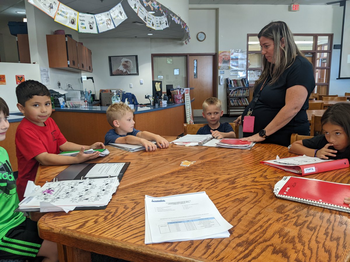 wyman_greg's tweet photo. Nothing like learning about data notebooks from kindergarten students.  They were so excited and proud to share what they learned this quarter.  @JOCombsUSD @HarmonElemHawks
@ModernTeacherCo
#ChooseCombs https://t.co/MMtaDNVEwJ