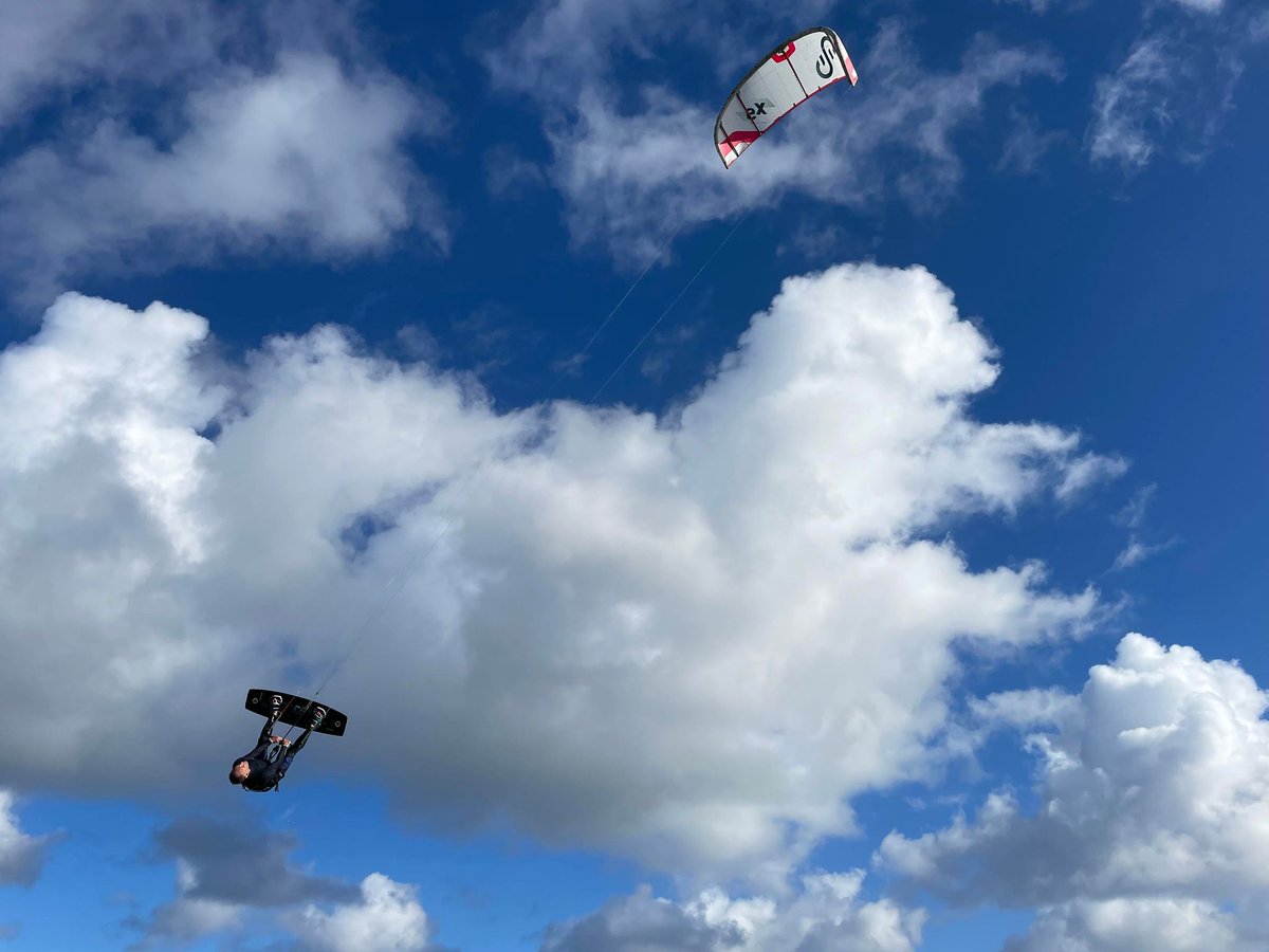 Just hanging around ....🪁🪁